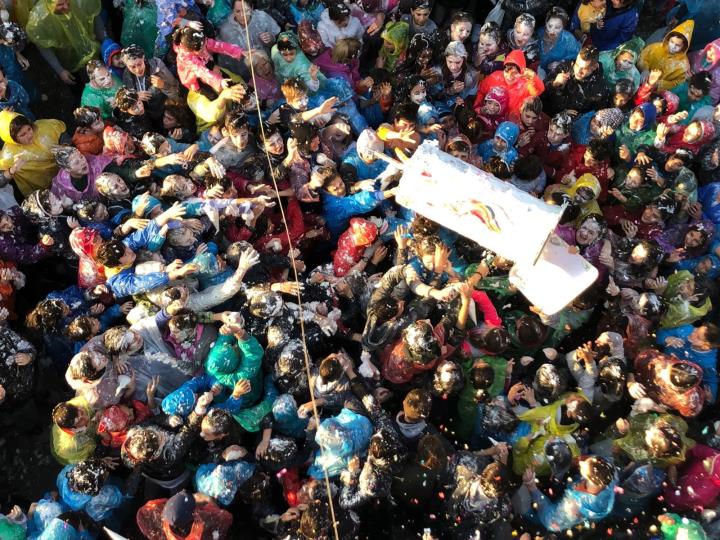 Un gran unicorn de merenga inicia la primera batalla dolça del carnaval de Vilanova. EIX