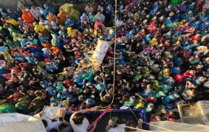 Un gran unicorn de merenga inicia la primera batalla dolça del carnaval de Vilanova