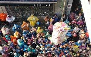 Un gran unicorn de merenga inicia la primera batalla dolça del carnaval de Vilanova