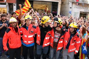 Un grup de bombers han protagonitzat la concentració a la plaça Paeria de Lleida per denunciar la violència policial durant l'1-O. ACN