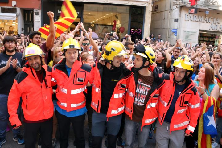 Un grup de bombers han protagonitzat la concentració a la plaça Paeria de Lleida per denunciar la violència policial durant l'1-O. ACN