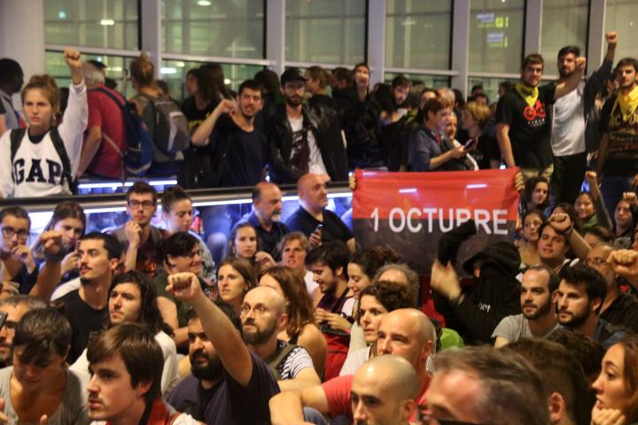 Un grup de manifestants a l'aeroport del Prat convocats per Tsunami Democràtic, el 14 d'octubre del 2019. ACN