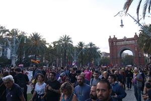 Un grup de manifestants per la zona de l'Arc de Triomf de Barcelona el 19 d'octubre del 2019. ACN