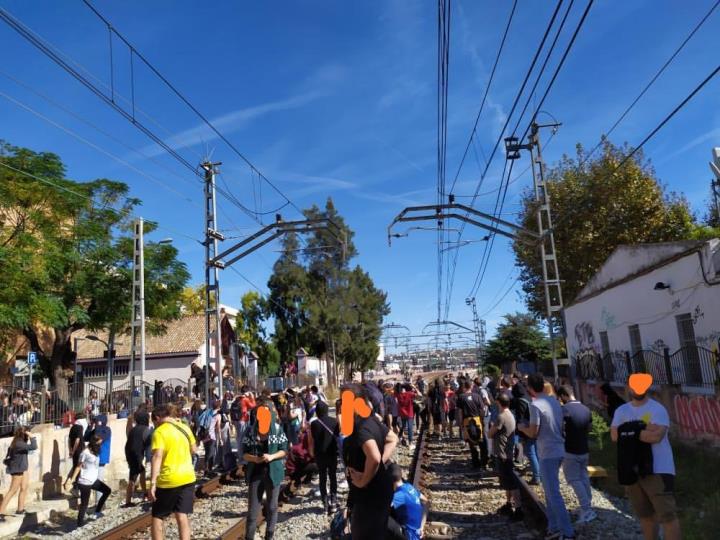 Un grup de manifestants tallen les vies del tren a Vilanova i la Geltrú. CUP Vilanova