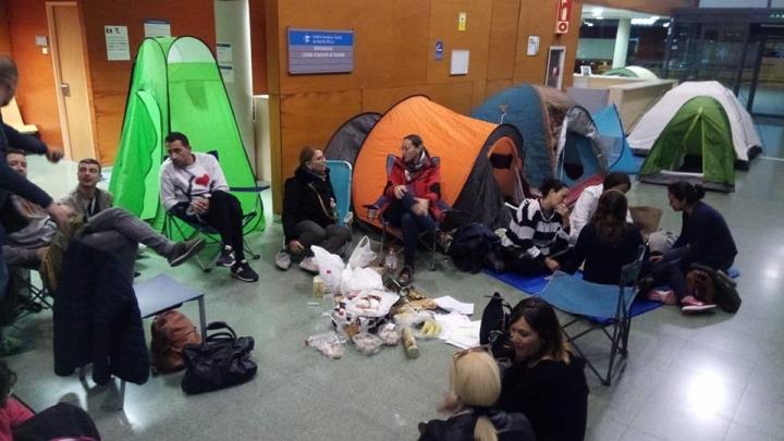 Un grup de treballadors de l’Hospital del Vendrell passen la nit acampats al centre per exigir millores laborals. Comitè HC del Vendrell