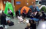 Un grup de treballadors de l’Hospital del Vendrell passen la nit acampats al centre per exigir millores laborals. Comitè HC del Vendrell