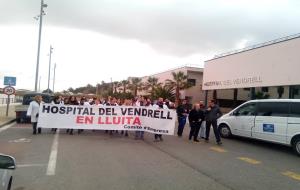 Un grup de treballadors de l’Hospital del Vendrell passen la nit acampats al centre per exigir millores laborals