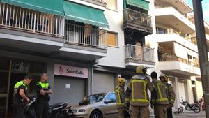 Un incendi calcina totalment un habitatge a la plaça Catalunya de Vilanova. EIX