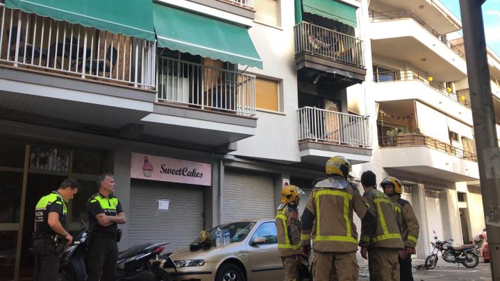 Un incendi calcina totalment un habitatge a la plaça Catalunya de Vilanova. EIX