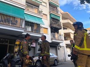 Un incendi calcina totalment un habitatge a la plaça Catalunya de Vilanova