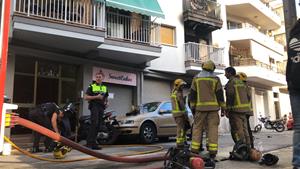 Un incendi calcina totalment un habitatge a la plaça Catalunya de Vilanova