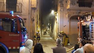 Un incendi crema els baixos i part del primer pis d’un edifici abandonat al centre de l’Arboç