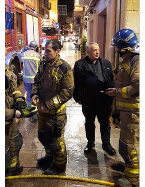 Un incendi crema els baixos i part del primer pis d’un edifici abandonat al centre de l’Arboç