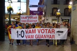 Un miler de persones es manifesten a Vilanova i la Geltrú per commemorar l'1-O. CDR Vilanova