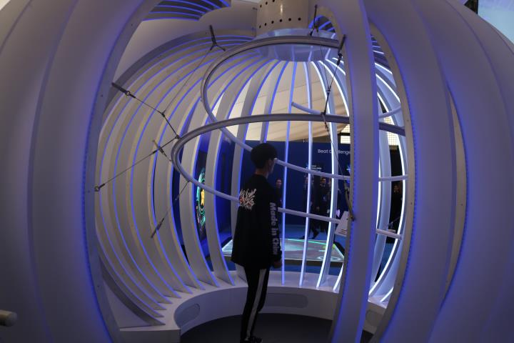 Un noi juga a l'espai d'oci de Samsung, dins d'una bola gegant que grava balls, al Mobile World Congress. ACN