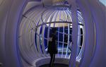 Un noi juga a l'espai d'oci de Samsung, dins d'una bola gegant que grava balls, al Mobile World Congress. ACN