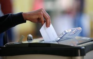Un votant introdueix la papereta del seu vot a l'urna en el referèndum sobre l'avortament a Irlanda el 25 de maig del 2018. REUTERS/Max Rossi
