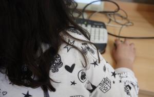 Una adolescent utilitza un ordinador. ACN