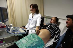 Una dona embarassada es fa una ecografia en una consulta ginecològica de l'Hospital Vall d'Hebron. ACN