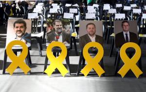 Una fotografia i un llaç groc dels empresonats Jordi Sánchez, Jordi Cuixart, Oriol Junqueras i Joaquim Forn a la primera fila de l'Assemblea de l'ANC.