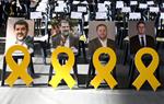 Una fotografia i un llaç groc dels empresonats Jordi Sánchez, Jordi Cuixart, Oriol Junqueras i Joaquim Forn a la primera fila de l'Assemblea de l'ANC.