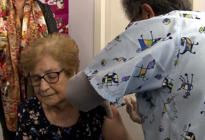 Una infermera del CAP Bordeta-Magraners de Lleida vacunant de la grip a una pacient d'edat avançada. ACN
