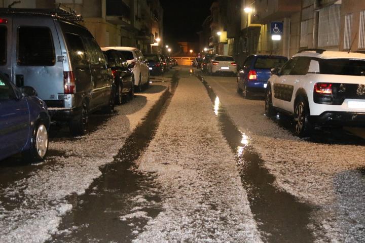 Una intensa pedregada escombra el litoral i complica la mobilitat. ACN/ Gemma Sánchez