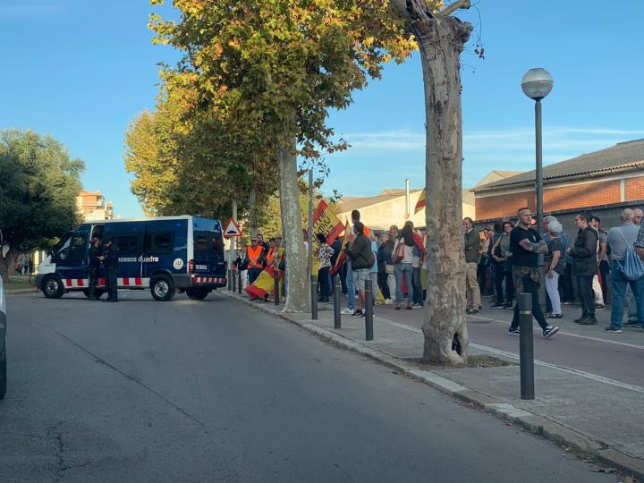Una manifestació de suport a la Guàrdia Civil talla la rambla Exposició a Vilanova. EIX