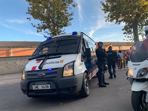 Una manifestació de suport a la Guàrdia Civil talla la rambla Exposició a Vilanova