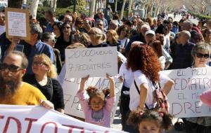 Una nena amb una pancarta on denuncia la manca de pediatres a l'Anoia, el 16 de març de 2019. ACN