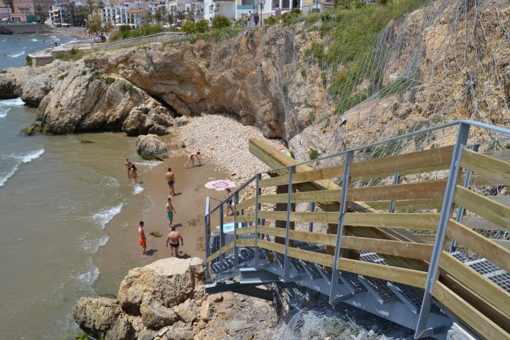 Una nova escala metàl·lica dóna accés a la platja Fonda, a Sitges. Ajuntament de Sitges