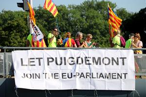 Una pancarta demana que Carles Puigdemont pugui ser eurodiputat. ACN
