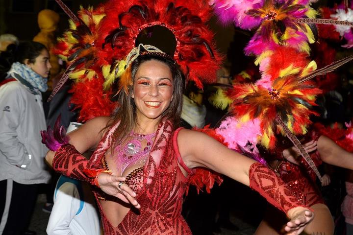 Una vintena de carrosses i 1.500 participants llueixen la rua del Carnaval de Canyelles. Xavier Prat