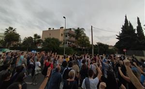 Unes 200 persones es manifesten a Sitges contra els reforços de la Guàrdia Civil . CUP Sitges