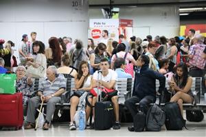 Usuaris de Renfe afectats per l'avaria esperant a l'estació de Sants, el 23 d'agost del 2019. ACN