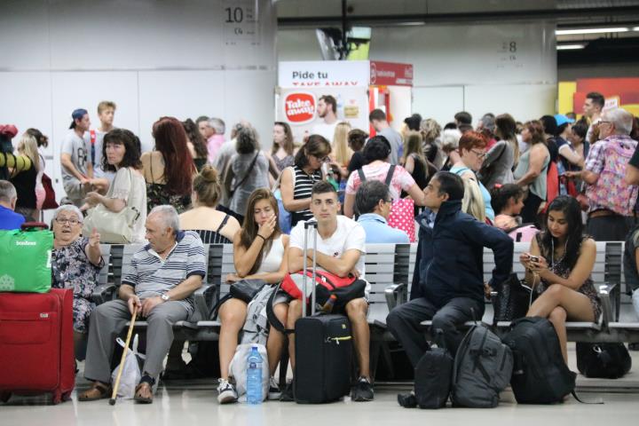 Usuaris de Renfe afectats per l'avaria esperant a l'estació de Sants, el 23 d'agost del 2019. ACN