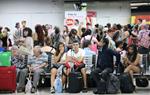 Usuaris de Renfe afectats per l'avaria esperant a l'estació de Sants, el 23 d'agost del 2019. ACN