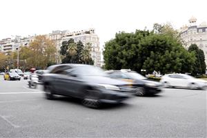 Vehicles circulant pel centre de Barcelona aquest divendres 1 de desembre, dia d'entrada en vigor de les restriccions de trànsit en episodis de contam