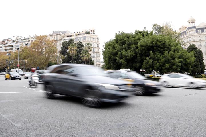 Vehicles circulant pel centre de Barcelona aquest divendres 1 de desembre, dia d'entrada en vigor de les restriccions de trànsit en episodis de contam