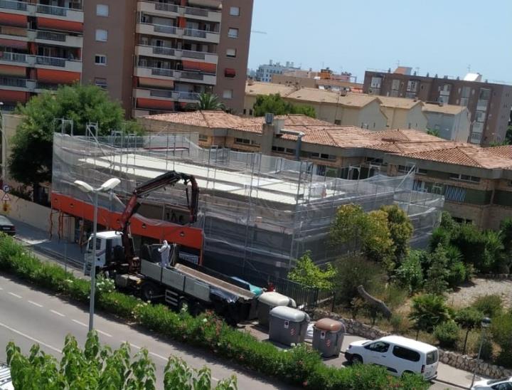 Veïns de l'escola Canigó de Vilanova denuncien falta de control en unes obres de retirada d'amiant. EIX