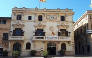 Vilafranca canvia el llaç groc per una pancarta en defensa de la llibertat d’expressió. Ajuntament de Vilafranca