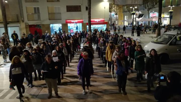 Vilanova crida contra la violència masclista i canta i balla l'himne 