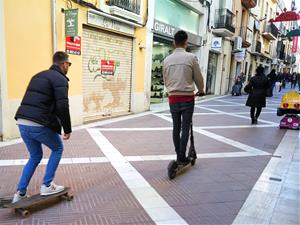 Vilanova prohibeix la circulació de bicis i patinets per voreres i zones de vianants com la rambla. Ajuntament de Vilanova