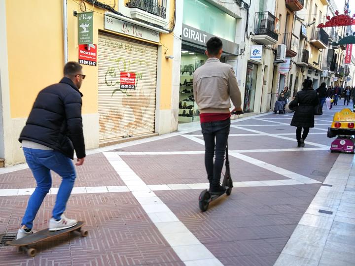 Vilanova prohibeix la circulació de bicis i patinets per voreres i zones de vianants com la rambla. Ajuntament de Vilanova