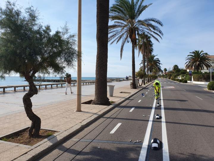 Acaba la primera fase de l’habilitació del carril bici al passeig Marítim de Sitges. Ajuntament de Sitges