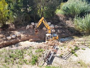 Acaben els treballs de reparació del mur de rocalla del carrer Major de Torrelavit. Ajuntament de Torrelavit