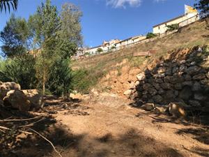Acaben els treballs de reparació del mur de rocalla del carrer Major de Torrelavit