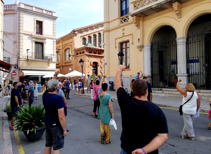 Acte de repulsa a la monarquia espanyola davant l'ajuntament de Sitges. Eix