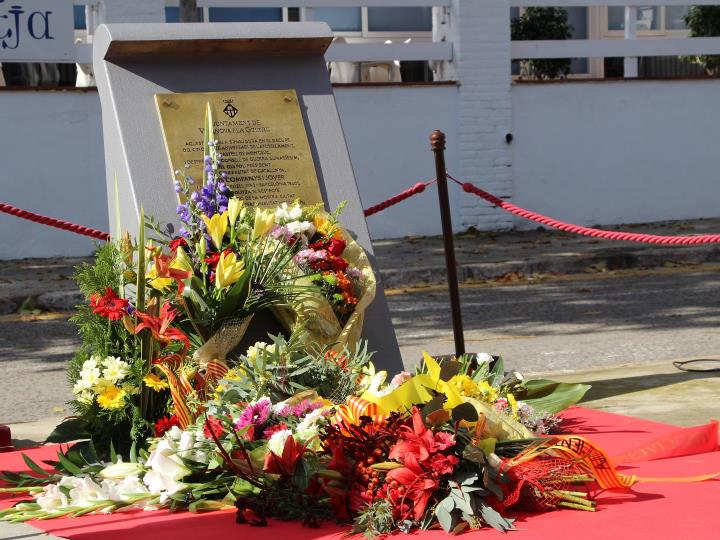 Ofrena floral al monument a Lluís Companys a Vilanova