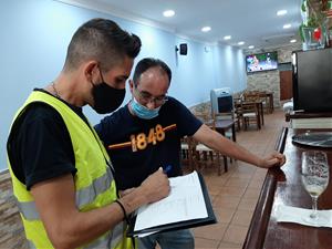 Agents cívics de Sant Pere de Ribes treballen en una campanya de millora de la recollida de residus als comerços. Ajt Sant Pere de Ribes